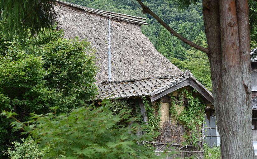 滋賀県奥琵琶湖からマキノ在原集落へ。茅葺屋根の住宅に今も住む人々